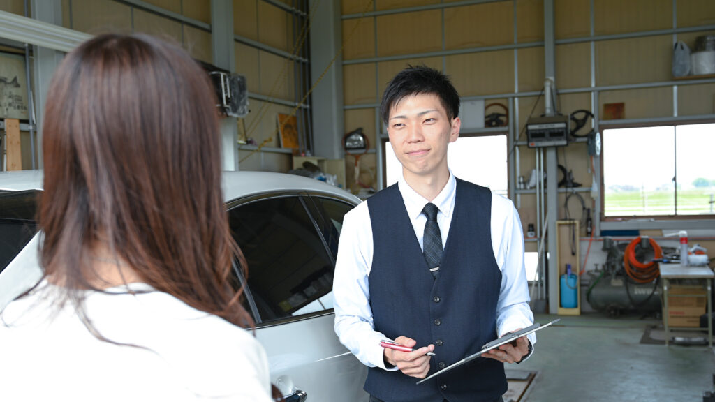 丁寧に接客を行うスタッフ